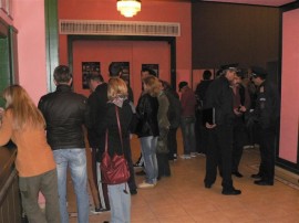 Жива верига и песни спряха за пореден път Рамналиева по пътя и до Театъра / Новини от Казанлък