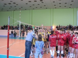 Фен боядисан като Хелбой подкрепяше ЦСКА в Казанлък