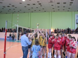 Фен боядисан като Хелбой подкрепяше ЦСКА в Казанлък