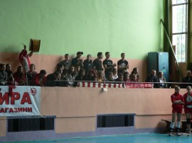 Фен боядисан като Хелбой подкрепяше ЦСКА в Казанлък