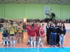 Фен боядисан като Хелбой подкрепяше ЦСКА в Казанлък