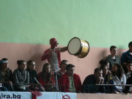 Фен боядисан като Хелбой подкрепяше ЦСКА в Казанлък / Новини от Казанлък