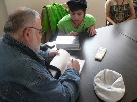 Кандидатките за Царица Роза се срещнаха с казанлъшки писател / Новини от Казанлък