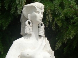 Възстановиха скулптурата на Тракийката / Новини от Казанлък