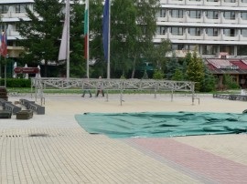 Днес започна изграждането на сцената за предстоящите празници / Новини от Казанлък