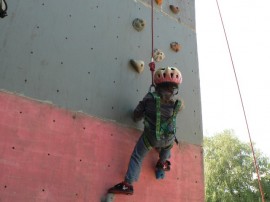 Момиче на ненавършени 3 години изкачи 6 метрова стена