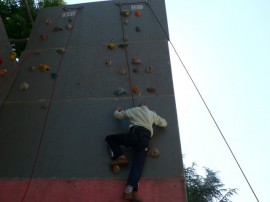 Момиче на ненавършени 3 години изкачи 6 метрова стена