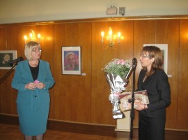 Цецка Цачева откри изложбата „В името на розата”  в Народното събрание / Новини от Казанлък