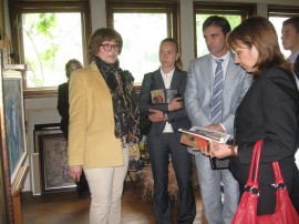 Цецка Цачева откри изложбата „В името на розата”  в Народното събрание