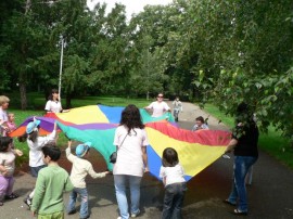 Деца с увреждания се забавляваха в парк “Розариум“ / Новини от Казанлък