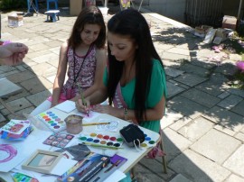 Нели Славова нарисува Роза по време на уърк шоп