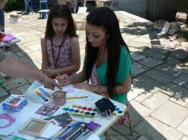 Нели Славова нарисува Роза по време на уърк шоп