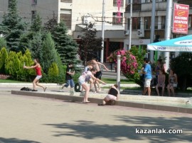 Деца се разхлаждат в шадравана на центъра / Новини от Казанлък