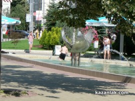 Деца се разхлаждат в шадравана на центъра