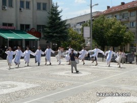 Театърът излезе на протест пред сградата на Община Казанлък
