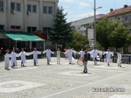 Театърът излезе на протест пред сградата на Община Казанлък