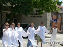 Театърът излезе на протест пред сградата на Община Казанлък