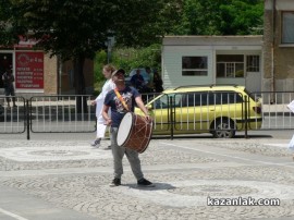 Театърът излезе на протест пред сградата на Община Казанлък