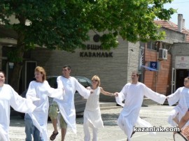 Театърът излезе на протест пред сградата на Община Казанлък