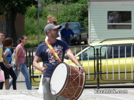 Театърът излезе на протест пред сградата на Община Казанлък