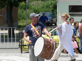 Театърът излезе на протест пред сградата на Община Казанлък