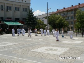 Видео:Театърът си донесе генератор за втория ден от протеста си пред Общината