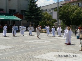 Видео:Театърът си донесе генератор за втория ден от протеста си пред Общината