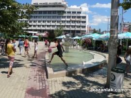 Полицаи разгонваха деца от шадравана на площада днес / Новини от Казанлък