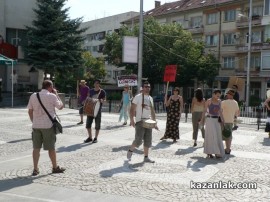 Театралите пред Общината с нови „оръжия“ / Новини от Казанлък