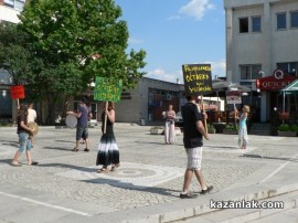 Театралите пред Общината с нови „оръжия“