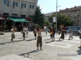 Театралите пред Общината с нови „оръжия“