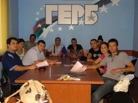 Младежите на ГЕРБ отбелязаха вчерашния ден на пътната безопасност / Новини от Казанлък