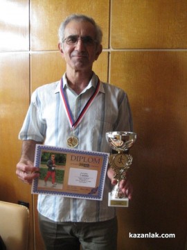 Ултрамаратонецът Ради Милев с поздравителен адрес от кмета на община Казанлък / Новини от Казанлък