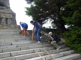 Карагитлиев и младежи почистваха на Шипка / Новини от Казанлък