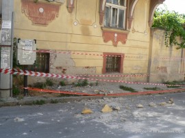 Ще обезопасят къщата с падащата мазилка на улица Петко Стайнов / Новини от Казанлък
