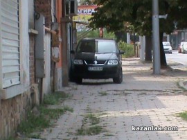 Паркиране по тротоарите в Казанлък
