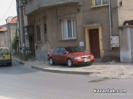 Паркиране по тротоарите в Казанлък