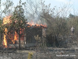 Пожар изпепели къщи във вилната зона / Новини от Казанлък