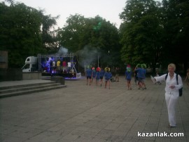 Стрийт парадът тръгна за Дискотека под звездите / Новини от Казанлък