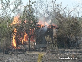 Два големи пожара горят в момента в казанлъшко / Новини от Казанлък