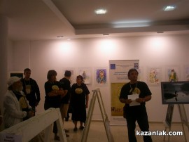 Фотоси от Долината на траките ще занесе на кмета на Извор Андрей Лютов