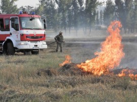 Пожар между Гурково и Николаево затрудни движението по главния път / Новини от Казанлък
