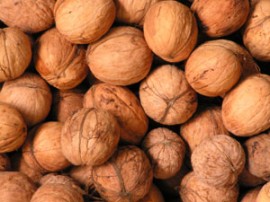 Задържаха два буса  с над 3 тона крадени орехи / Новини от Казанлък