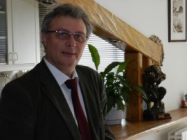 Композитор творящ във Франция направи дарение на Библиотека „Искра” / Новини от Казанлък