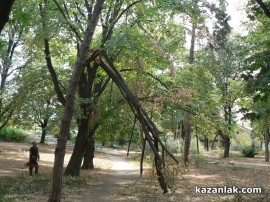 Отстраниха опасния клон в двора на ПГ “Иван Хаджиенов“ / Новини от Казанлък