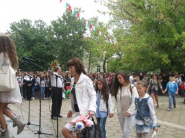 Представители на Община Казанлък участваха  в празничните утра за първия учебен ден