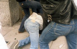 Младежи спряха автомобил и пребиха водача му / Новини от Казанлък