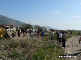 Видео: Започна събарянето на постройки в ромската махала на Мъглиж