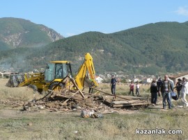 Видео: Започна събарянето на постройки в ромската махала на Мъглиж