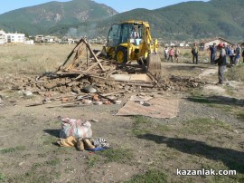 Видео: Започна събарянето на постройки в ромската махала на Мъглиж